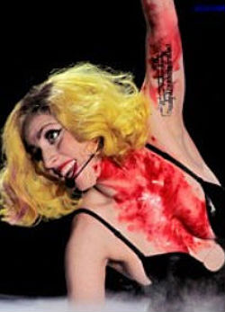 Beteges! Hullákkal lép fel Lady Gaga