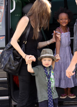 Nagy baj van Angelina Jolie kislányával