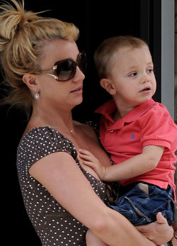 Szíjjal veri a gyerekeit Britney?