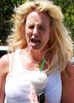 Iszonyú fotó! Britney újra összeomlott az utcán!
