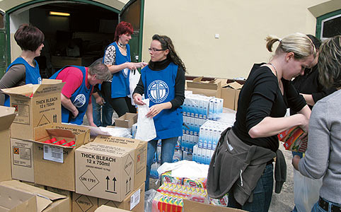 A nem romlandó élelmiszereket dobozolják a segélyszervezet munkatársai