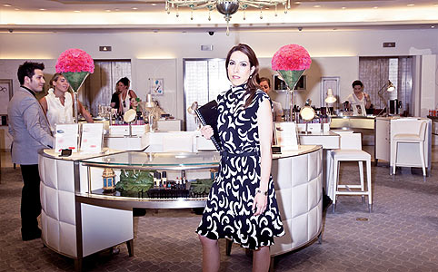 Viktoria állandóan rajta tartja a szemét a kozmetikai  osztály munkáján