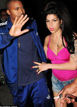 Amy Winehouse újra a mocsokban