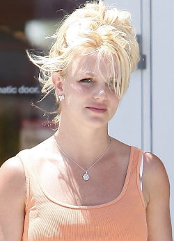 Horror, ami Britney fejével történt!