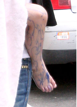 Döbbenetes! Suri Cruise lábát tetoválás borítja