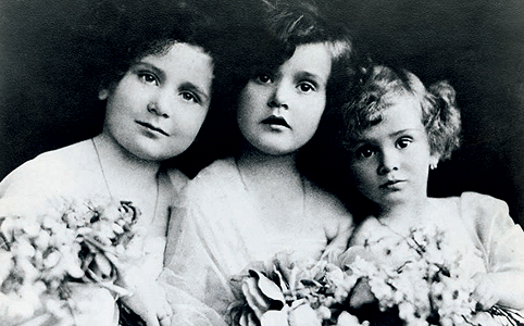 A messze földön híres szépségű Gábor lányok: Magda, zsazsa és Éva, még Budapesten