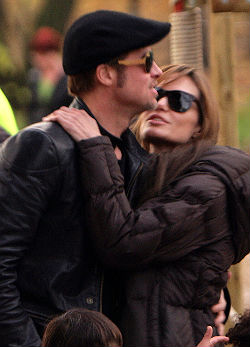 Angelina és BRad minden percet kihasználtak, hogy megcsókolják egymást