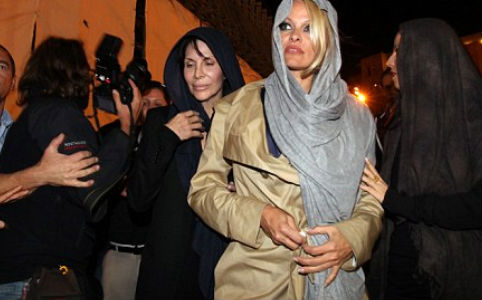 Eldobta a vallását Pamela Anderson