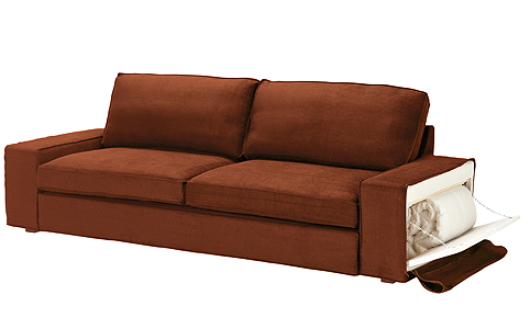 A kényelmes kanapé még kellemesebb lesz, ha párnákat és plédeket halmozunk rá. A kiegészítőket a KIVIK könyöklőjébe rejthetjük el. (IKEA)