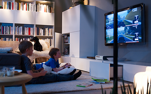 Besta tárolórendszer - a fali elem elbírja a 60 kg-os tévét is, a mély polcokon pedig az egész videó- és hifirendszer elfér, és még a játékoknak is marad hely. (IKEA)