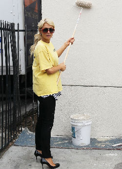 Tűsarkúban végez közmunkát Paris Hilton - fotó