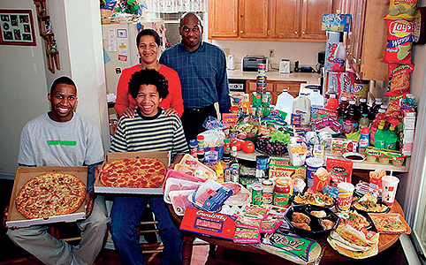 USA: Revis család, Észak-Karolina Heti élelemre költött összeg: 70 110 Ft Kedvenc ételeik: spagetti, krumpli, szezámos csirke