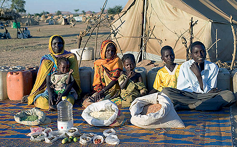 Csád: Aboubakar család, Breidjing menekülttábor Heti élelemre költött összeg: 255 Ft Kedvenc ételeik: leves, friss birkahússal