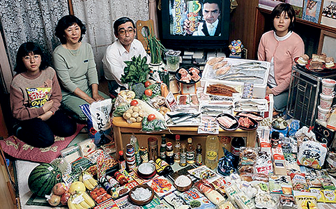 Japán: Ukita család, Kodaira - Heti élelemre költött összeg: 65 000 Ft Kedvenc ételeik: sashimi, gyümölcs, süti, csipsz