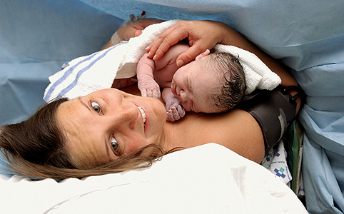 Egy londoni édesanya első közös pillanatai újszülött kisbabájával - az anya állapotát szinte végig műszerekkel ellenőrizték a kórhában