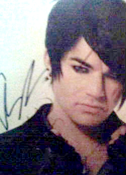 Yvette dedikált Adam Lambert posztere