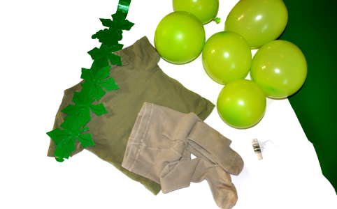 Zöld póló és harisnya, zöld kartonpapír, lufik és cérna