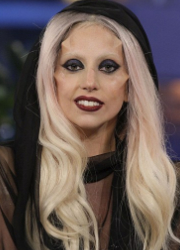 Furcsa kinövések Lady Gaga arcán