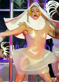 Lady Gaga apáca lett-fotó