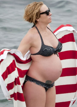Megmutatta pocakját a terhes színésznő - bikinis fotó