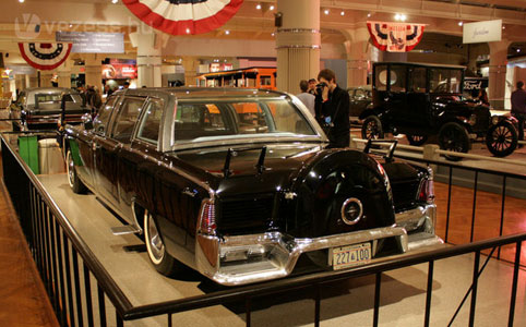 A Kennedy-gyilkosság után zárt karosszériát kapott a Lincoln Continental és teljesítménye 300-ról 350 lóerőre nőtt
