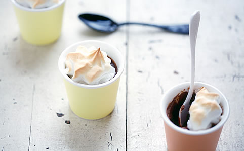 Ízelítő a desszert kínálatból: kókusztejes-étcsokis pots de creme