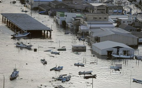 Szökőár vize borítja az Ibaraki prefektúrabeli Oarai kikötőjét és környékét, miután a Richter-skála szerinti 8,9-es erősségű földrengés rázta meg Japán északkeleti partvidékét. A rengés szökőárt okozo