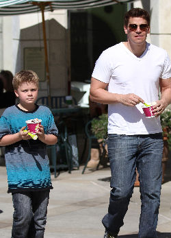 Akit eddig a magyar nézők nem láttak! A Dr. Csont sztárjának kisfia - fotók