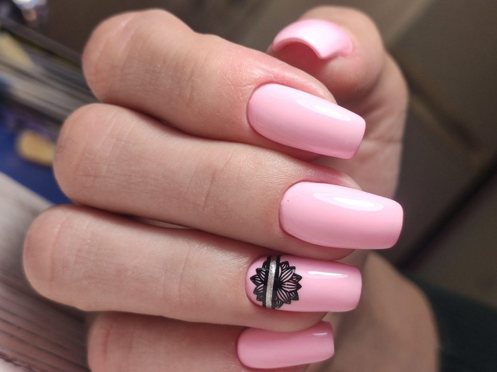 Pink karácsonyi manikűr