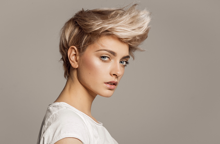 Női rövid haj vagány