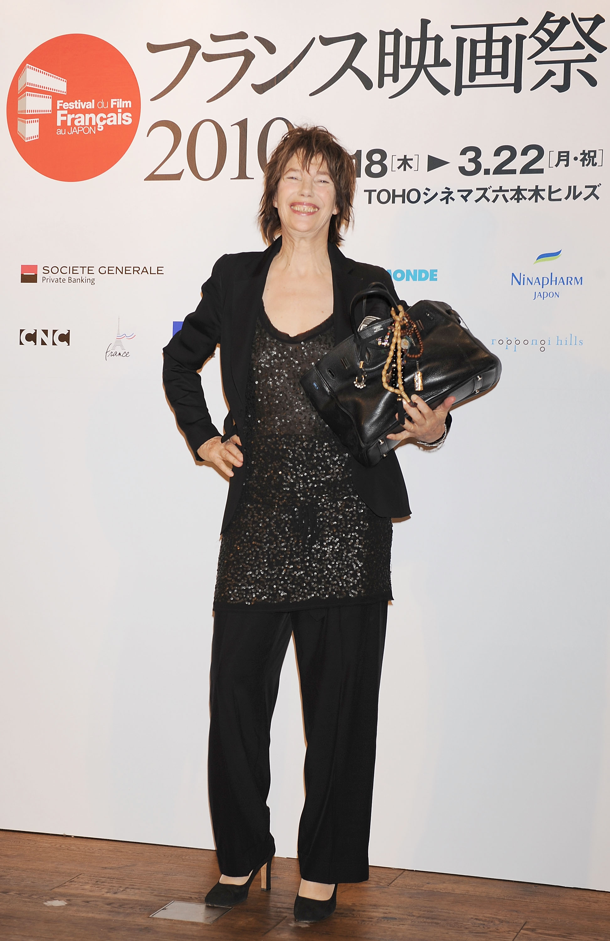 Jane Barkin a róla elnevezett Hermes Birkin kézitáskával, 2010-ben (Fotó: Jun Sato/WireImage)