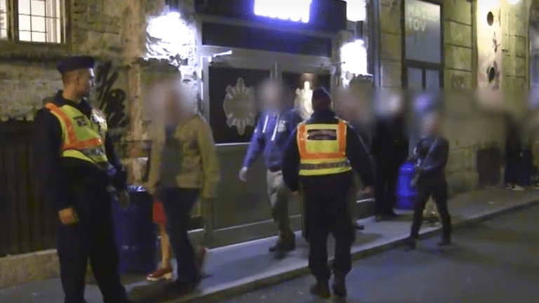 rendőrök, bulinegyed, razzia (forrás: police.hu)