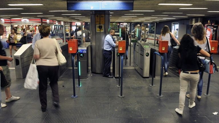 Utasok a metróban (fotó: MTI / Máthé Zoltán)