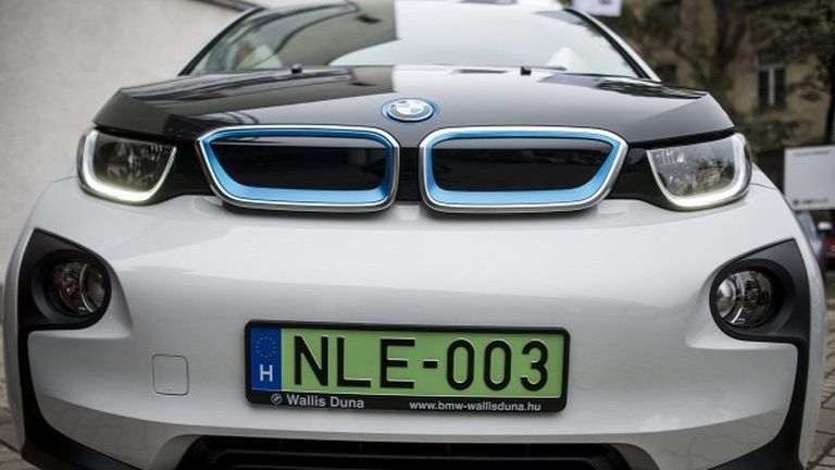 Zöld rendszámos elekromos autó (fotó: MTI/Marjai János)