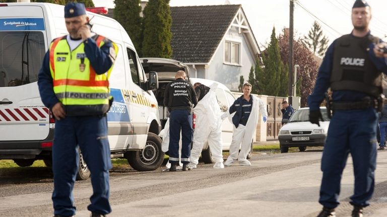 Rendőrök Győrkös István bőnyi házánál (fotó: MTI / Krizsán Csaba)
