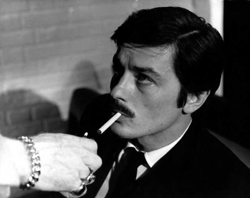 Alain Delon tüzet kér A vörös kör című filmben (forrás: Örökmozgó)