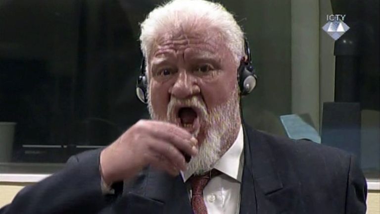 Slobodan Praljak mérget iszik (fotó: MTI/AP/Nemzetközi Törvényszék)