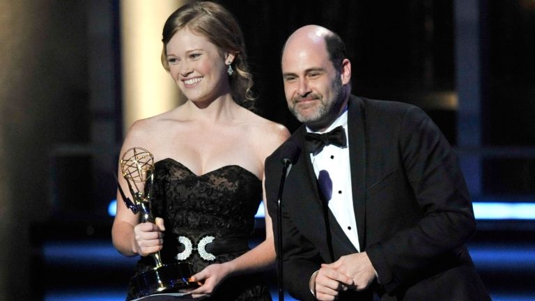 Kater Gordon és Matthew Weiner a Mad Menért kapott Emmy-díjjal, 2009-ben (fotó: Kevin Winter/Getty Images/AFP)