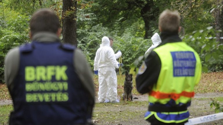 Rendőrök helyszínelnek 2016. október 13-án a fővárosi Népligetben (fotó: MTI / Mihádák Zoltán)