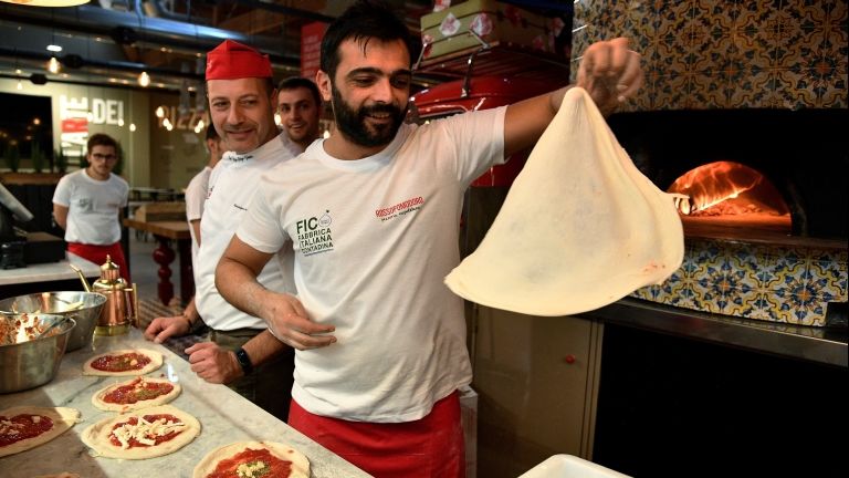 Pizza készül Bolognában (fotó: AFP / Vincenzo Pinto)