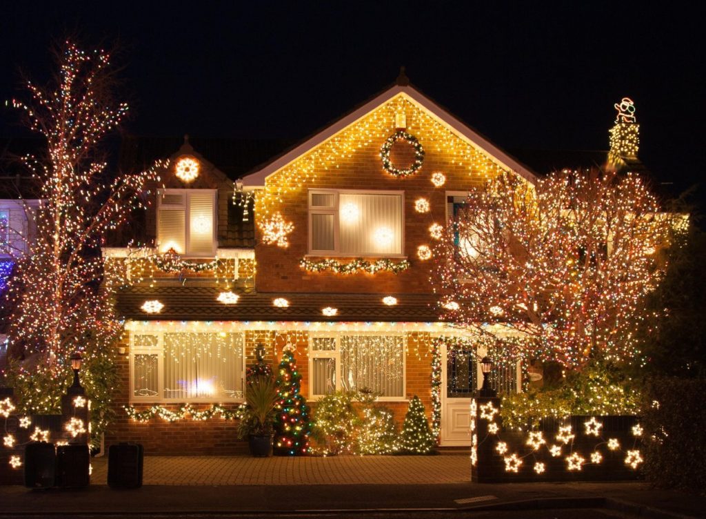 Karácsonyi égősor kint