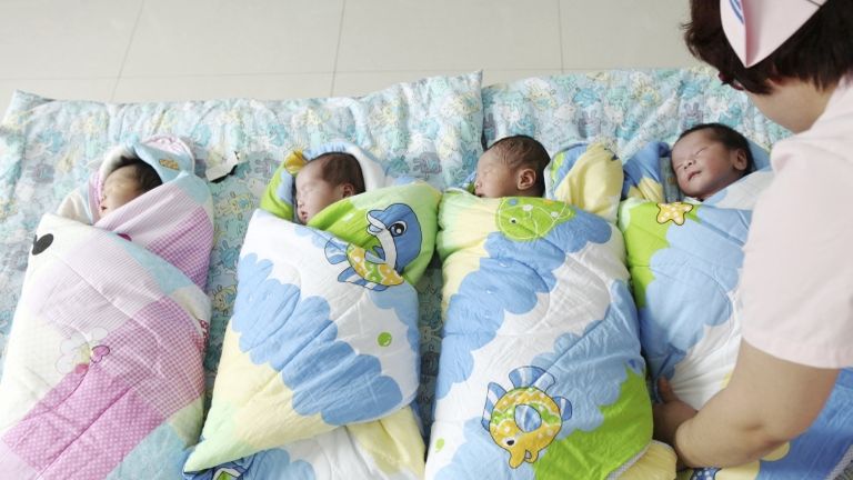 Újszülöttek a szülőszobán Kínában (fotó: Hu gaolei / Imaginechina)