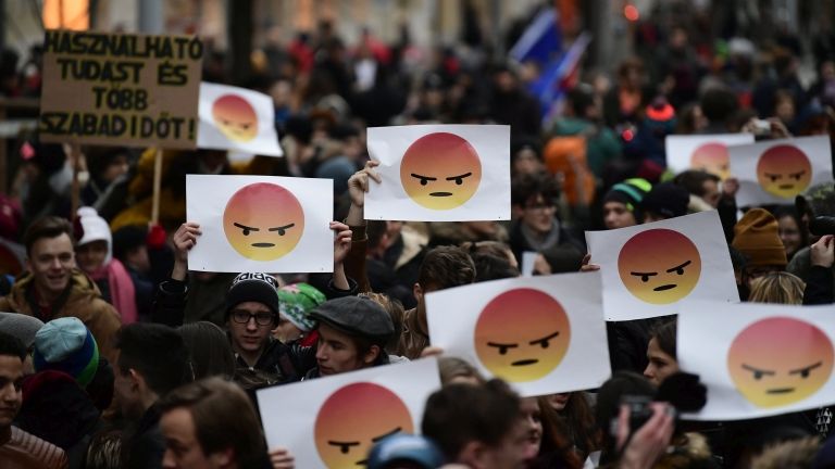 diáktüntetés, Parlament (fotó: MTI / Szigetváry Zsolt)