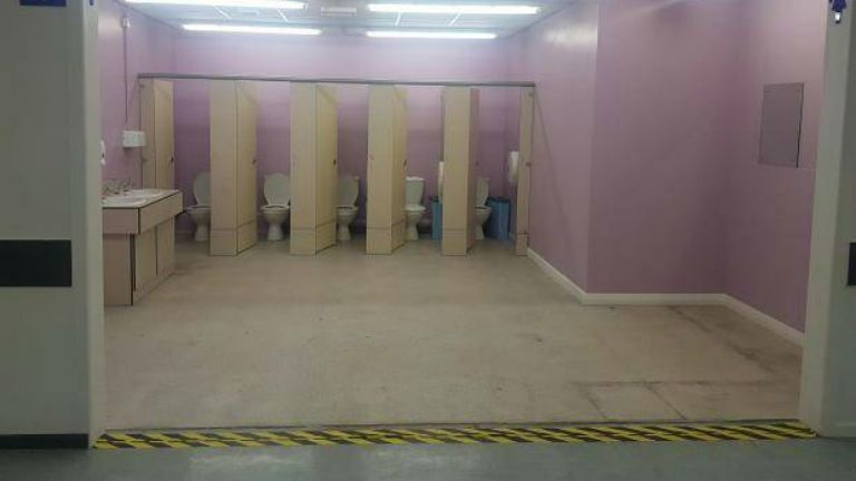 lányvécé fal botrány