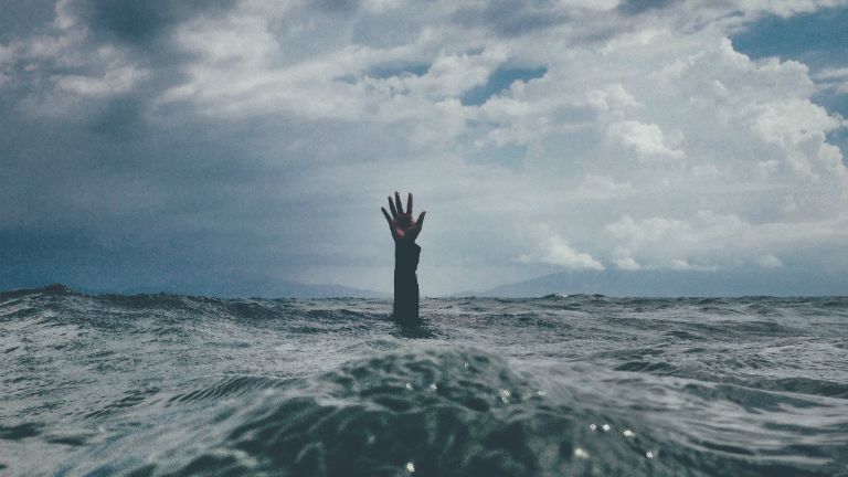 kéz tengerben segítségkérés