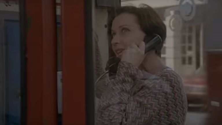 Eszenyi Enikő, Sztracsatella, telefonfülke (forrás: Budapest Film)