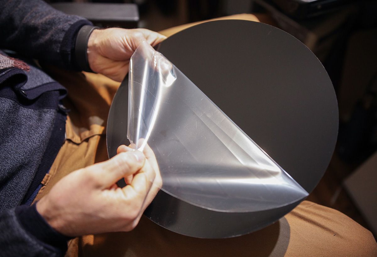 Retrócsoda egy fóti műhelyben: így készül a „kézműves” hanglemez