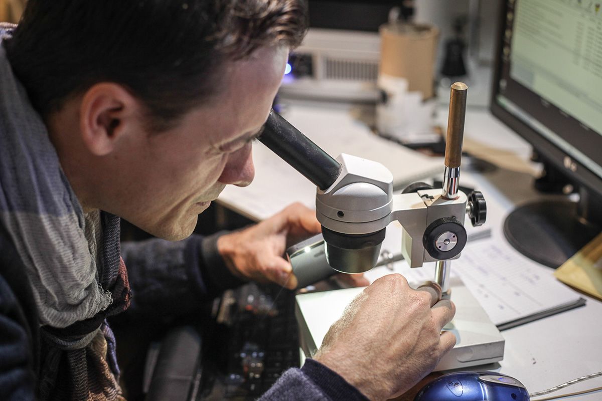 Retrócsoda egy fóti műhelyben: így készül a „kézműves” hanglemez