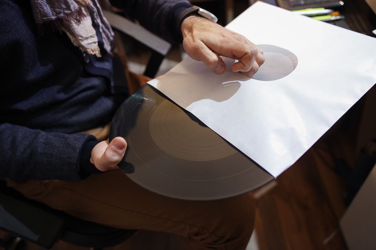 Retrócsoda egy fóti műhelyben: így készül a „kézműves” hanglemez