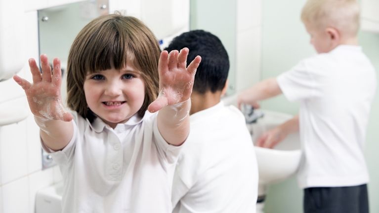 iskolai mosdó kézmosás